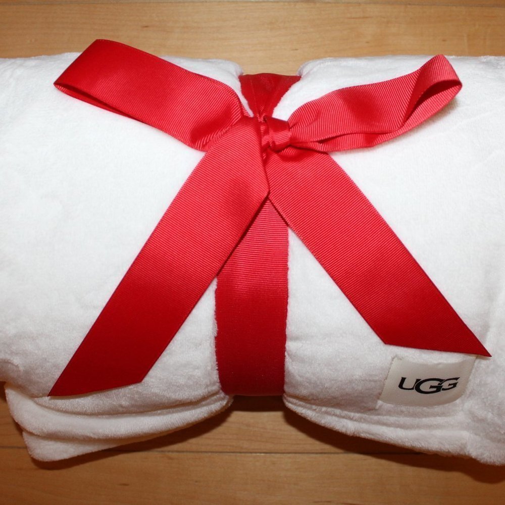 NWT UGG‎ THROW PLUSH BLANKET GIFT BAG WHITE RED